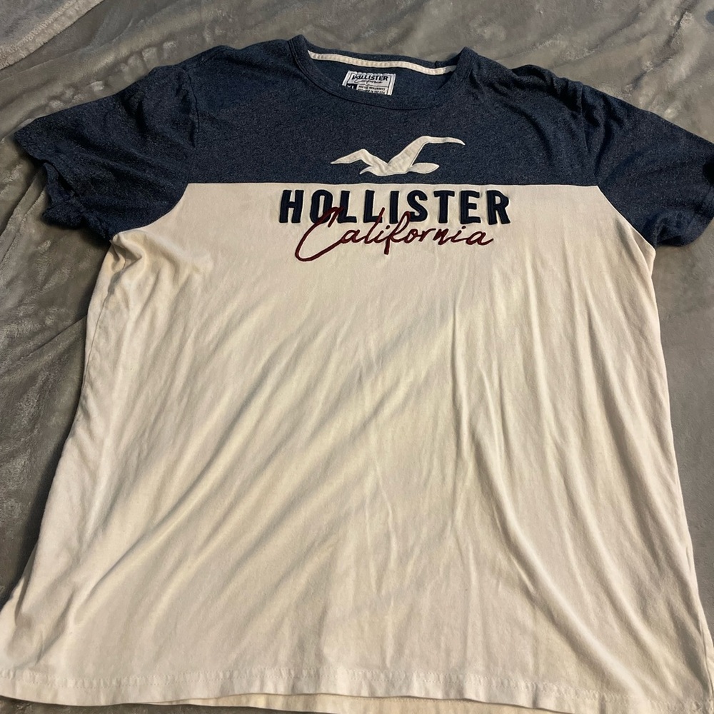 Hollister Men's Navy and Cream Logo Tee